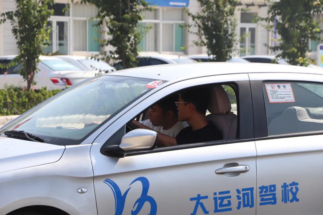 【濟(jì)寧大運(yùn)河駕?！俊暗谑畬脤W(xué)車夏令營”第一批大學(xué)生順利拿證！(圖3)