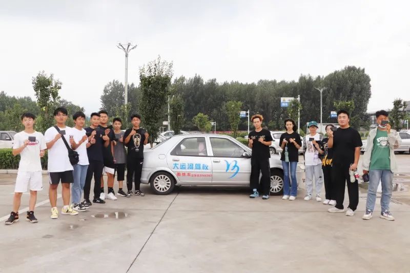 【濟(jì)寧大運(yùn)河駕?！俊暗谑畬脤W(xué)車夏令營”第一批大學(xué)生順利拿證！(圖1)