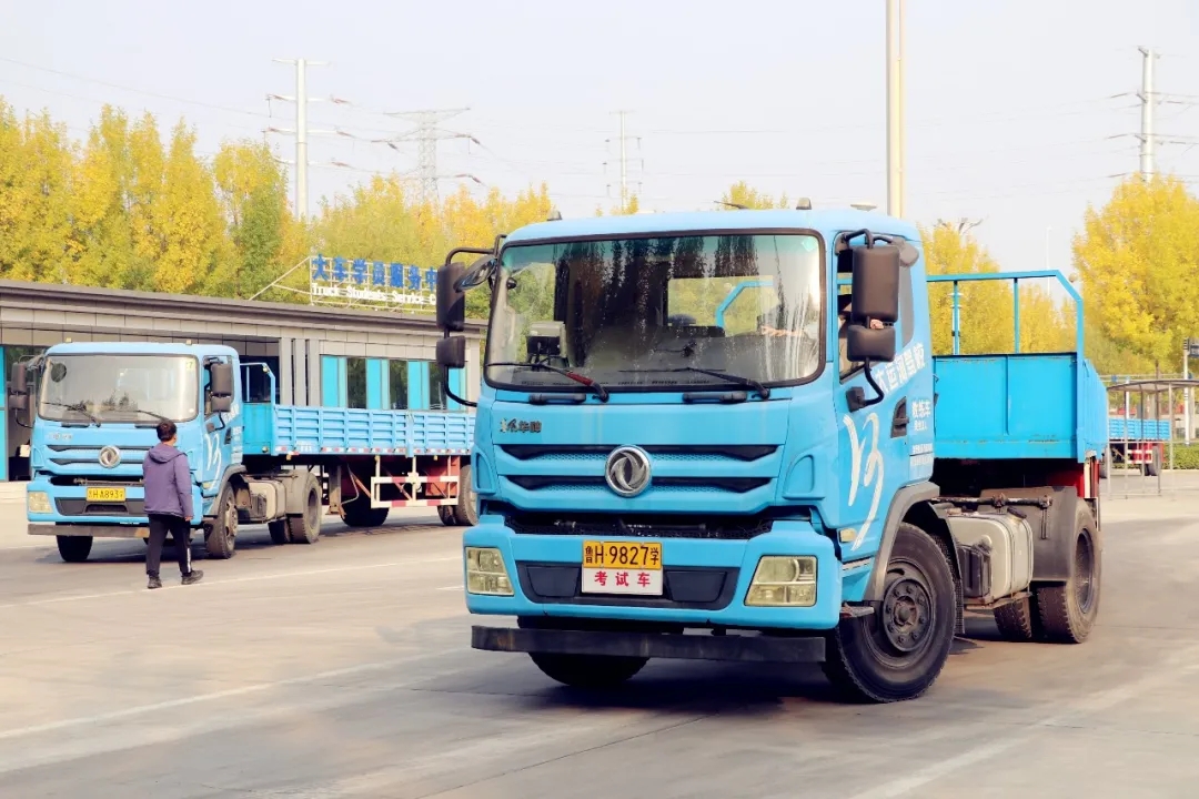 賞校園秋日盛景，享大車班型升級福利——學(xué)車就現(xiàn)在！(圖4)